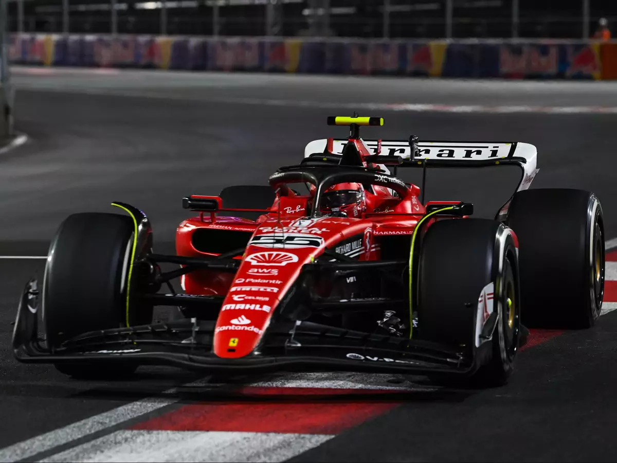 Carlos Sainz im Ferrari SF-23 beim Formel-1-Rennen in Las Vegas 2023 Foto zur News: Carlos Sainz: So kann Ferrari 2024 ständig auf Singapur-Form sein