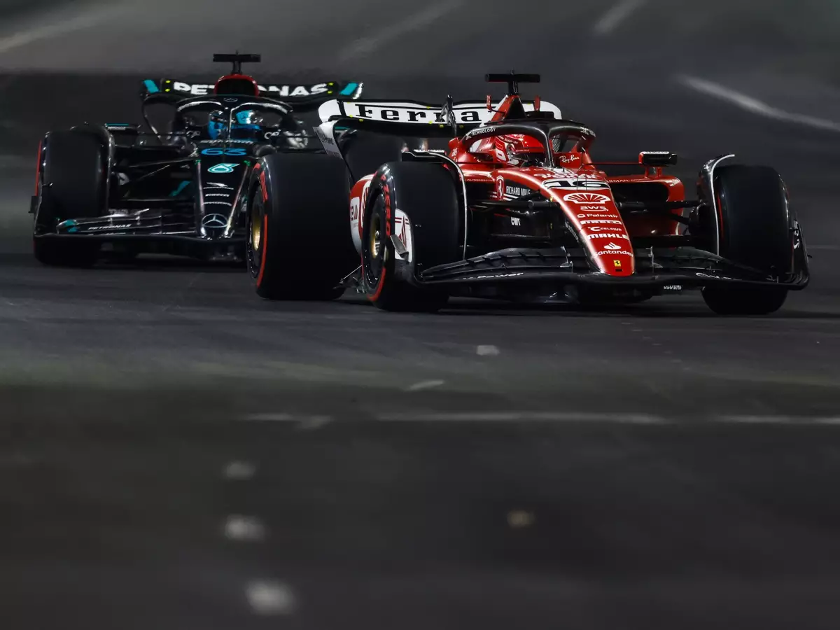Charles Leclerc, George Russell Foto zur News: Vier Punkte trennen Mercedes #AND# Ferrari: Historisch betrachtet keine Chance?
