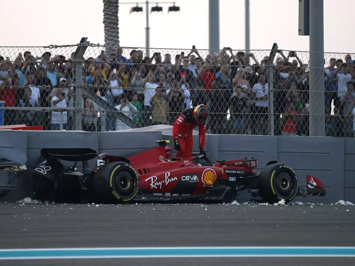 Foto zur News: Unfälle von Sainz und Hülkenberg: Abu-Dhabi-Training stark verkürzt