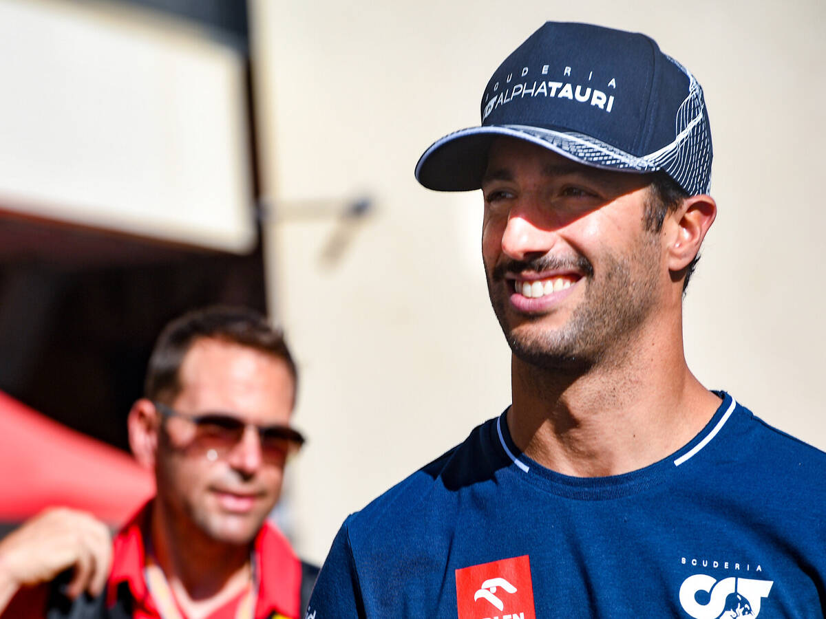 Foto zur News: Ricciardo scherzt über Sainz: Ist "immer der Böse" beim Behindern