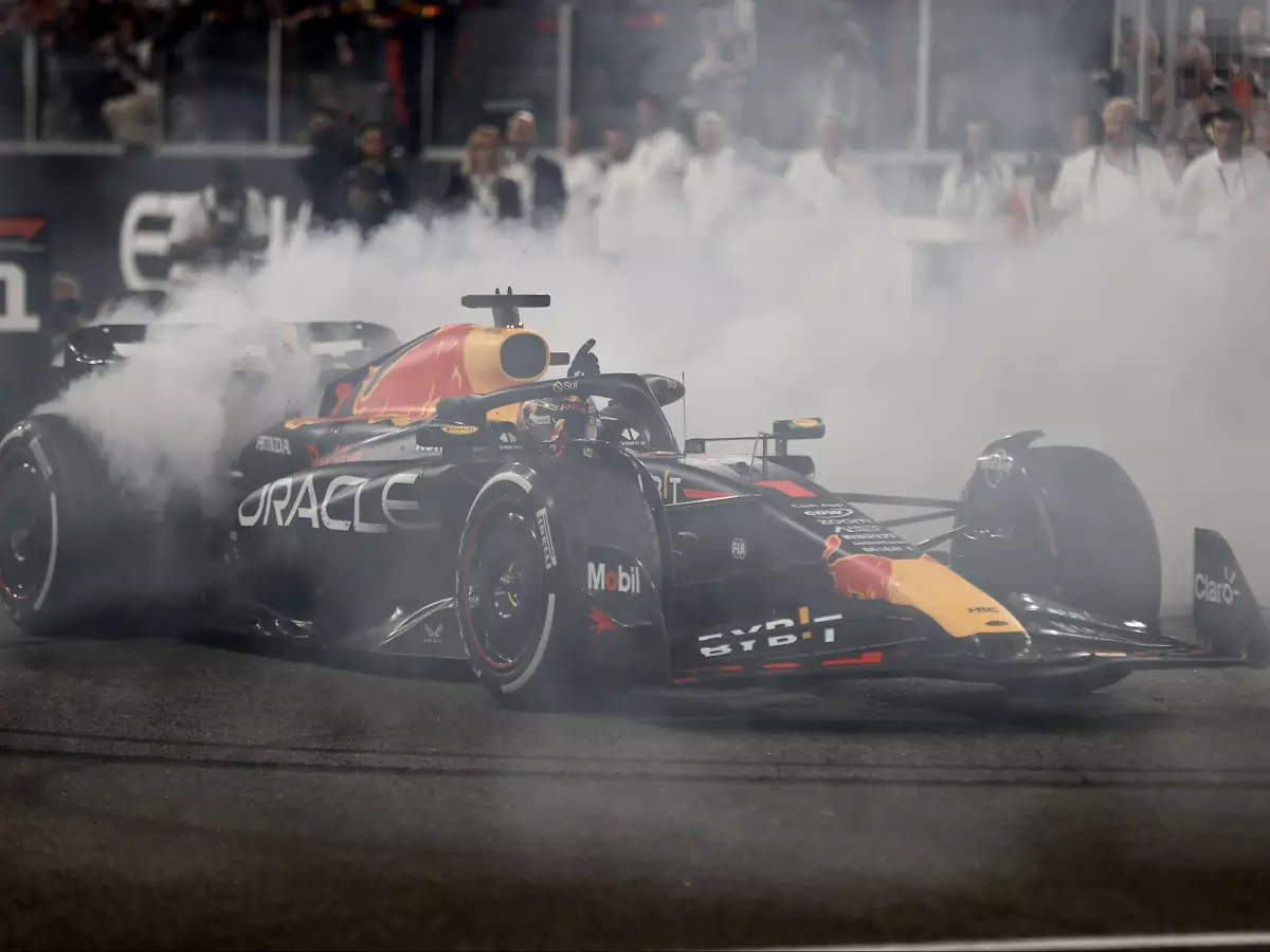 Max Verstappen macht Donuts nach dem Formel-1-Finale 2023 in Abu Dhabi Foto zur News: Führungsrunden-Rekord: Warum Verstappen so "selbstlos" war für Perez