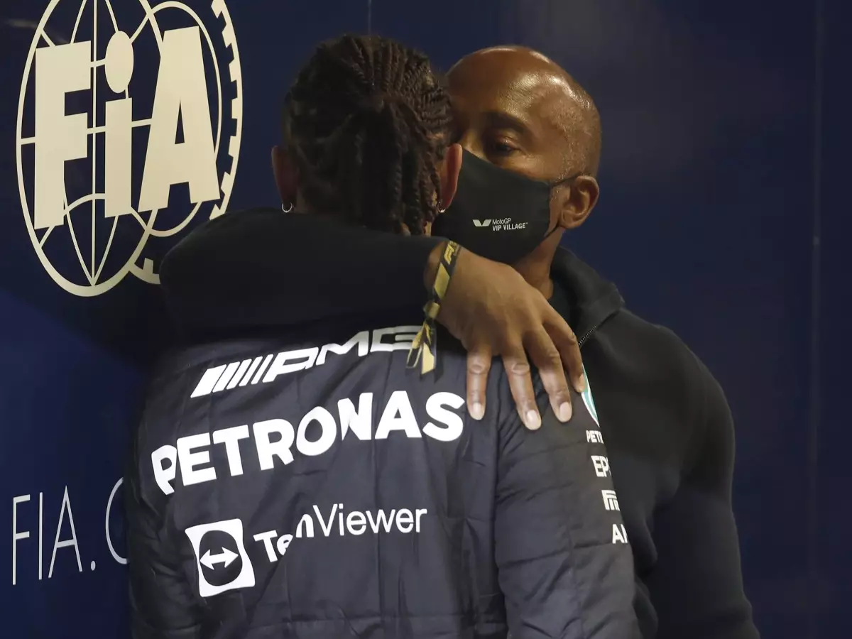 Lewis Hamilton mit seinem Vater Anthony Foto zur News: Lewis Hamilton: Habe nach Abu Dhabi 2021 ernsthaft an Rücktritt gedacht