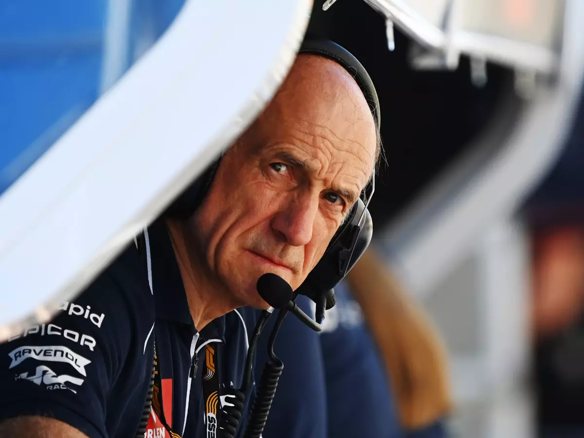 Franz Tost an der Boxenmauer bei AlphaTauri Foto zur News: Franz Tost über AlphaTauri-Abschied: "Sollen mit dem Blödsinn aufhören!"