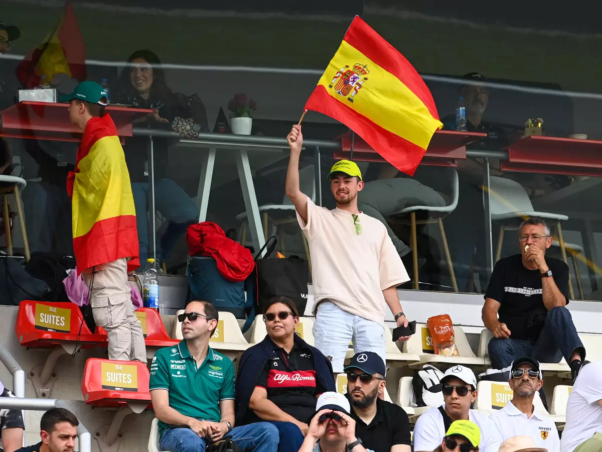 Spanische Fans beim Formel-1-Rennen in Barcelona Foto zur News: Barcelona vor Ablösung: Neues F1-Rennen in Madrid bahnt sich 2026 an