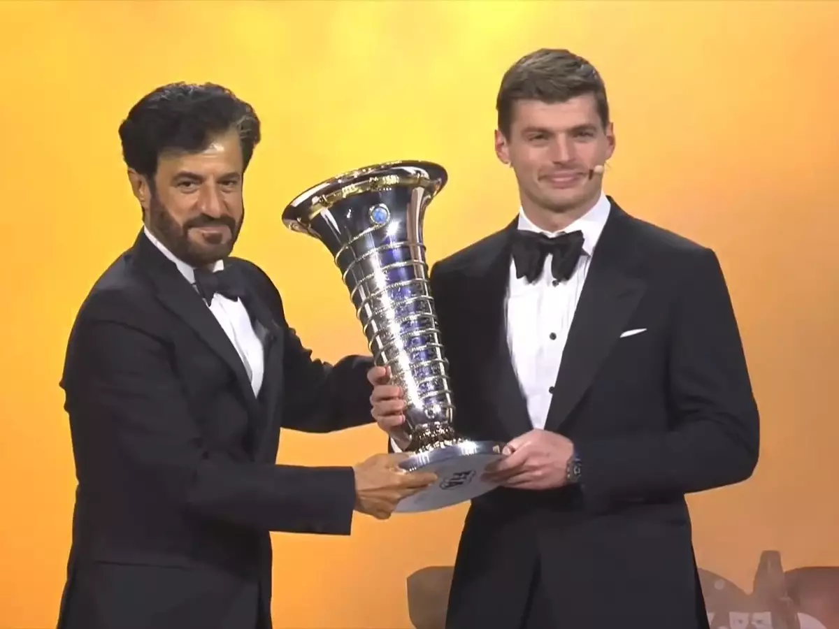 Foto zur News: FIA-Gala in Baku: Jetzt hat Max Verstappen seinen WM-Pokal!