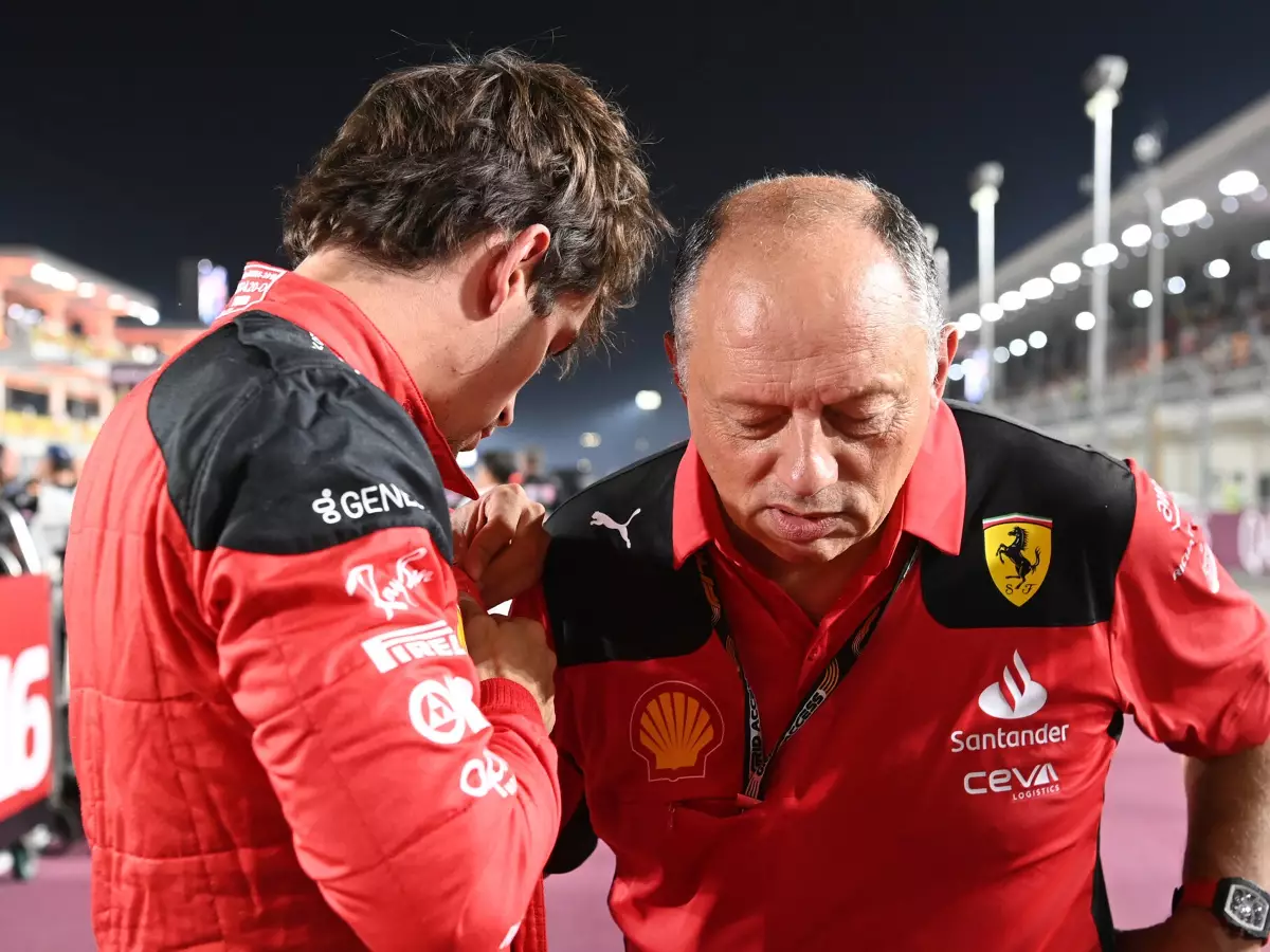 Charles Leclerc und Ferrari-Formel-1-Teamchef Frederic Vasseur Foto zur News: Ferrari gesteht: Erwartungen waren zu Saisonbeginn 2023 "etwas zu hoch"
