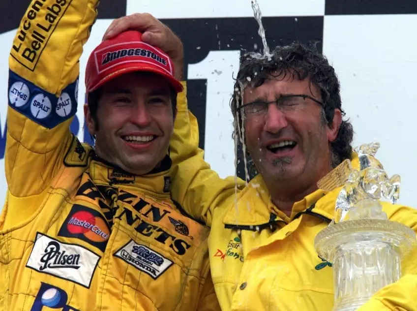 Heinz-Harald Frentzen und Eddie Jordan auf dem Formel-1-Podium Foto zur News: Eddie Jordan: "Frentzen war der unterschätzteste Fahrer, den wir hatten"