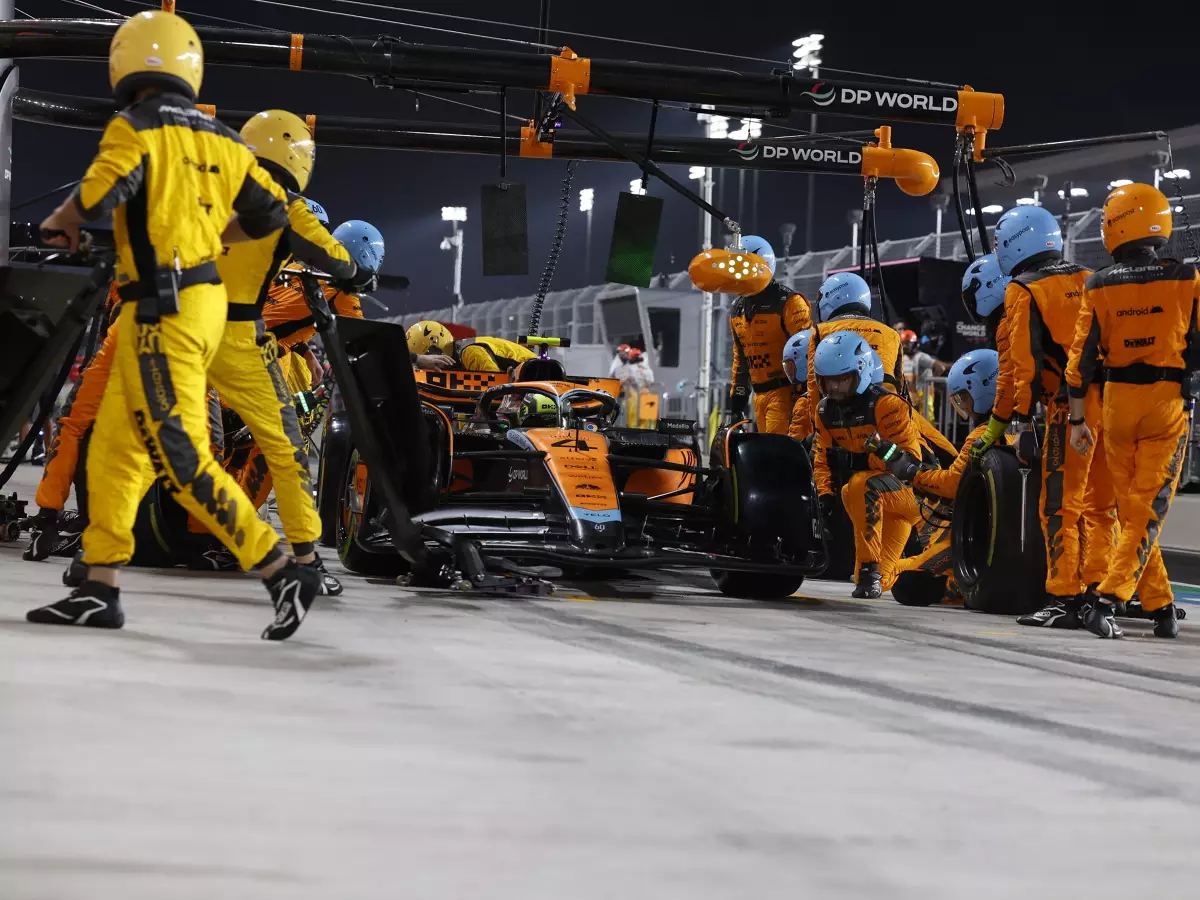 Lando Norris beim Boxenstopp in Katar Foto zur News: 1,80 Sekunden: McLarens schnellster Boxenstopp der Formel-1-Geschichte