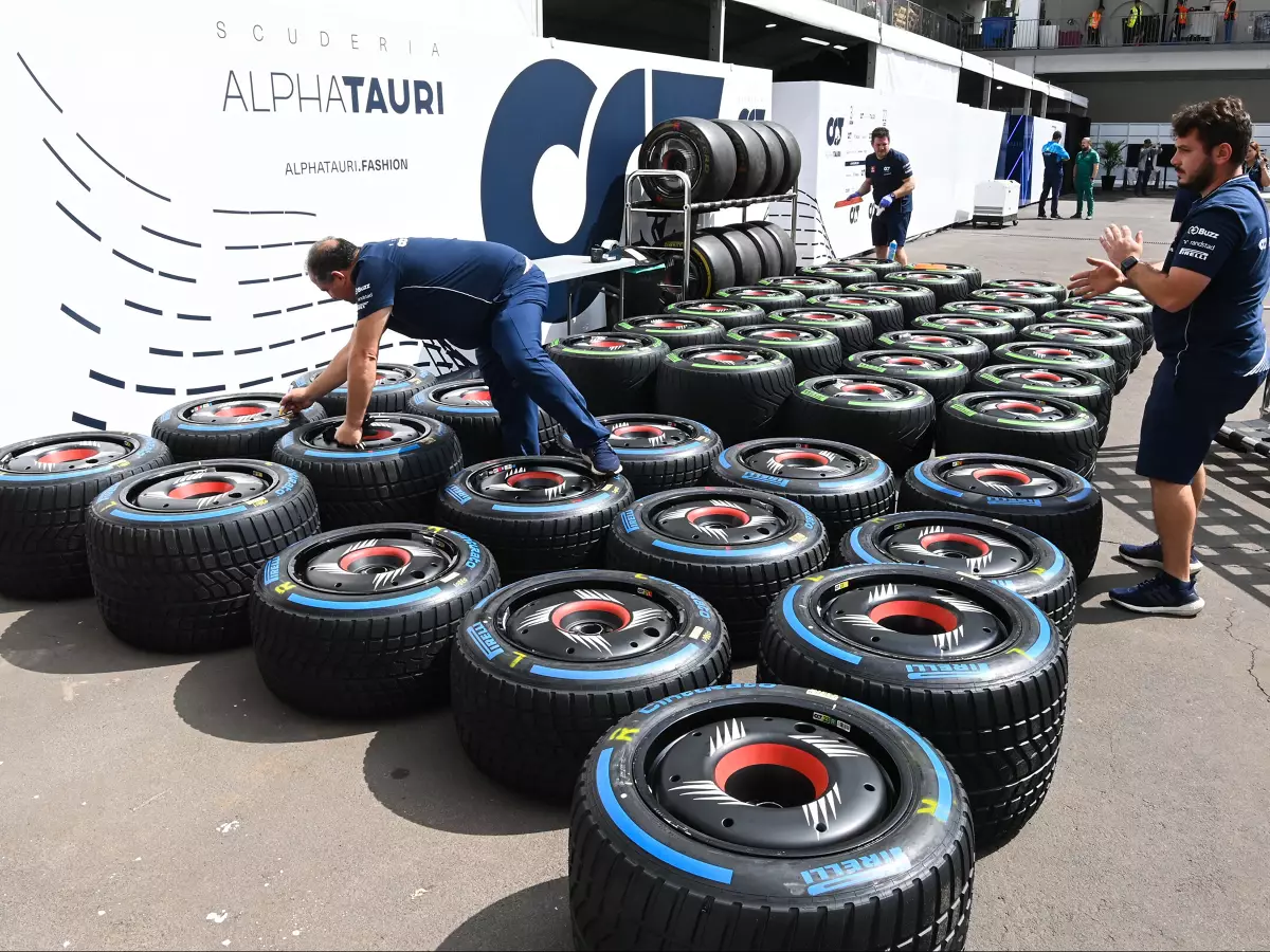Regenreifen von Pirelli Foto zur News: 12.000 Reifen mit maximal drei Runden: Fakten zu Pirellis Formel-1-Saison 2023