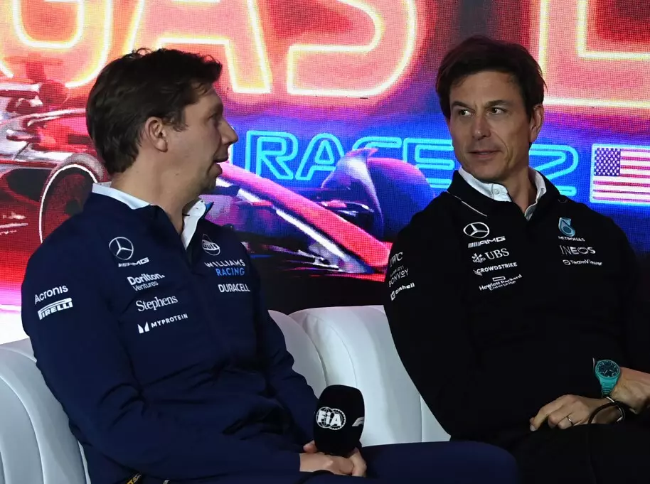 James Vowles und Toto Wolff bei einer Formel-1-Pressekonferenz Foto zur News: Nach McLaren: Auch Williams verlängert Motorenvertrag mit Mercedes vorzeitig