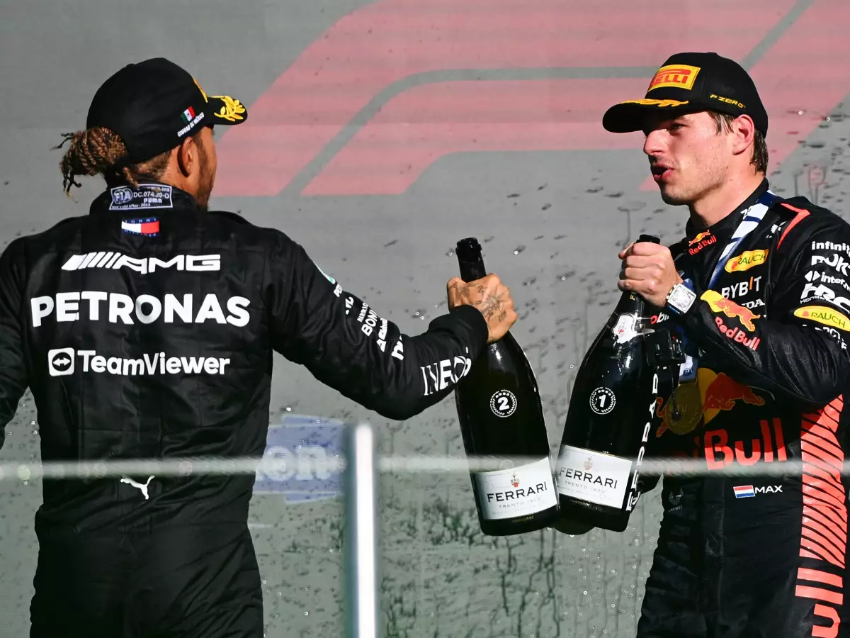 Lewis Hamilton und Max Verstappen auf dem Formel-1-Podium Foto zur News: Jenson Button vermutet: Mercedes 2024 erster Red-Bull-Verfolger
