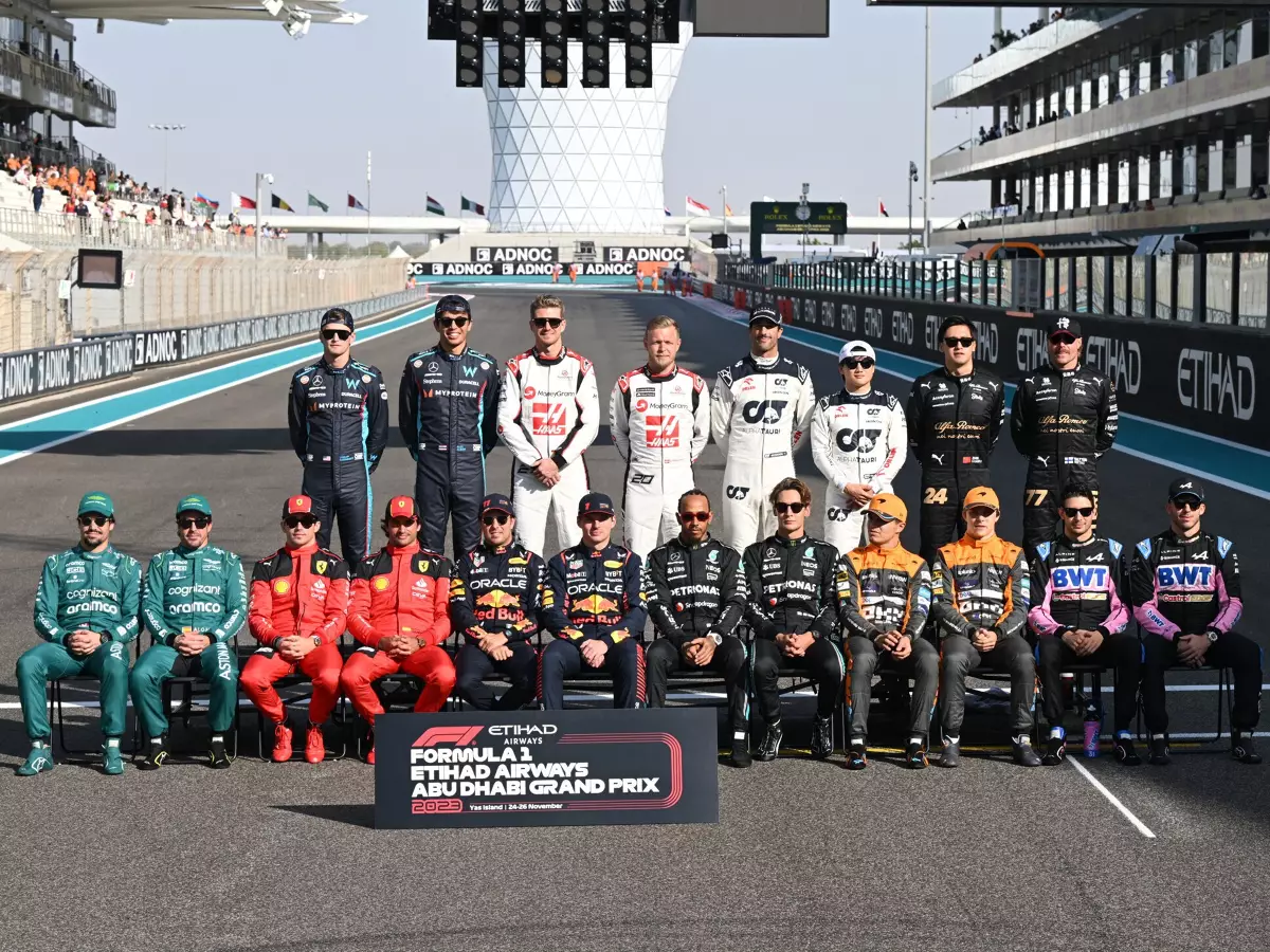 Guanyu Zhou, Logan Sargeant, Nico Hülkenberg, Kevin Magnussen, Daniel Ricciardo, Yuki Tsunoda, Valtteri Bottas, Lance Stroll, Fernando Alonso, Charles Leclerc, Carlos Sainz, Sergio Perez, Max Verstappen, Lewis Hamilton, George Russell, Lando Norris, Oscar Foto zur News: Formel-1-Fahrerfeld 2024: Die Ruhe vor dem Sturm