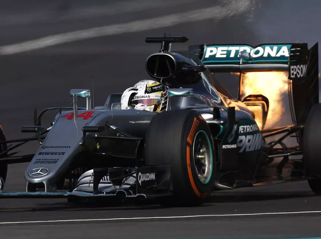Lewis Hamiltons Ausfall beim Formel-1-Rennen 2016 in Malaysia Foto zur News: Fotostrecke: Die wichtigsten Zahlen zu zehn Jahren Formel-1-V6-Hybridära