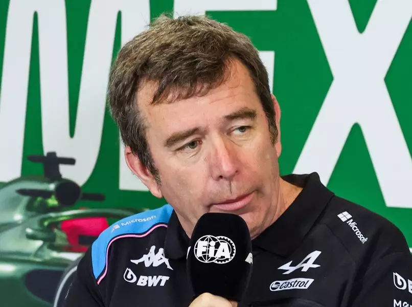 Alpines Formel-1-Teamchef Bruno Famin bei einer Pressekonferenz Foto zur News: Warum Alpine für die Formel 1 einen COO aus dem Automotive-Bereich holt