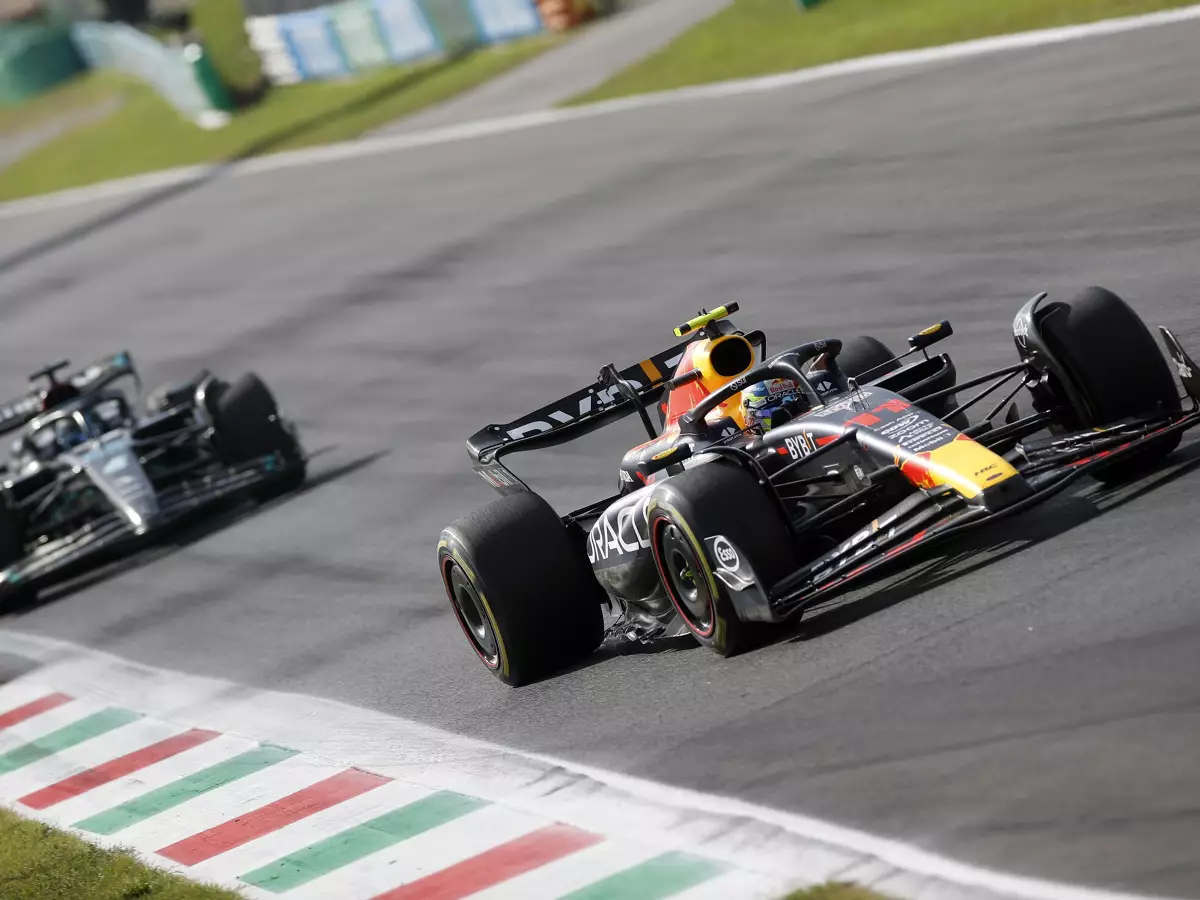 Sergio Perez im Red Bull vor George Russell im Mercedes beim Formel-1-Rennen in Monza 2023 Foto zur News: Red-Bull-Vorwurf an FIA: Regeln 2026 sind "nicht durchdacht"
