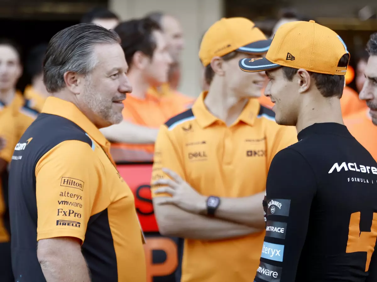 Zak Brown mit den McLaren-Piloten Oscar Piastri und Lando Norris Foto zur News: McLaren: Norris-Vertrag wegen Hamilton-Wechsel vorzeitig verlängert?
