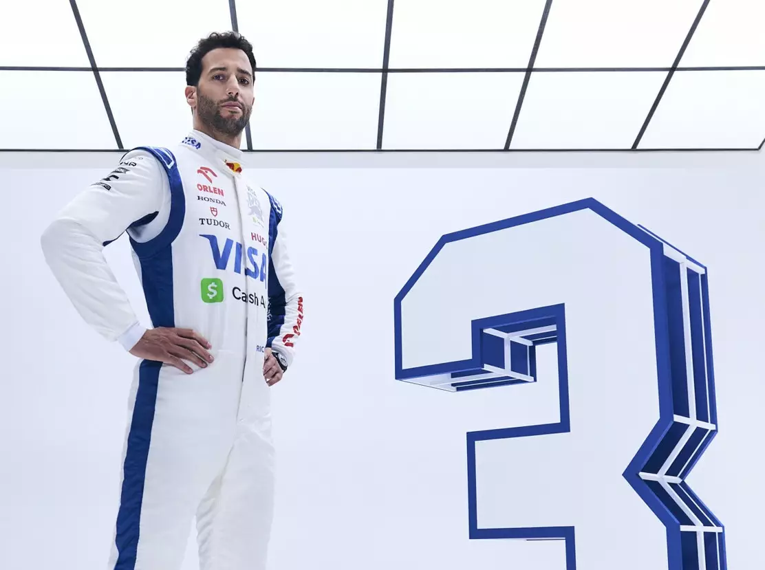 Daniel Ricciardo posiert in seinem Racing-Bulls-Rennanzug für die Formel 1 2024 Foto zur News: Giancarlo Fisichella: Ricciardo wäre ein guter Hamilton-Ersatz bei Mercedes