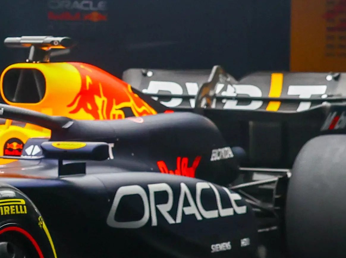 Max Verstappen, Sergio Perez, Mark Thompson Foto zur News: RB20-Launch: Hat Red Bull bei Mercedes abgekupfert?