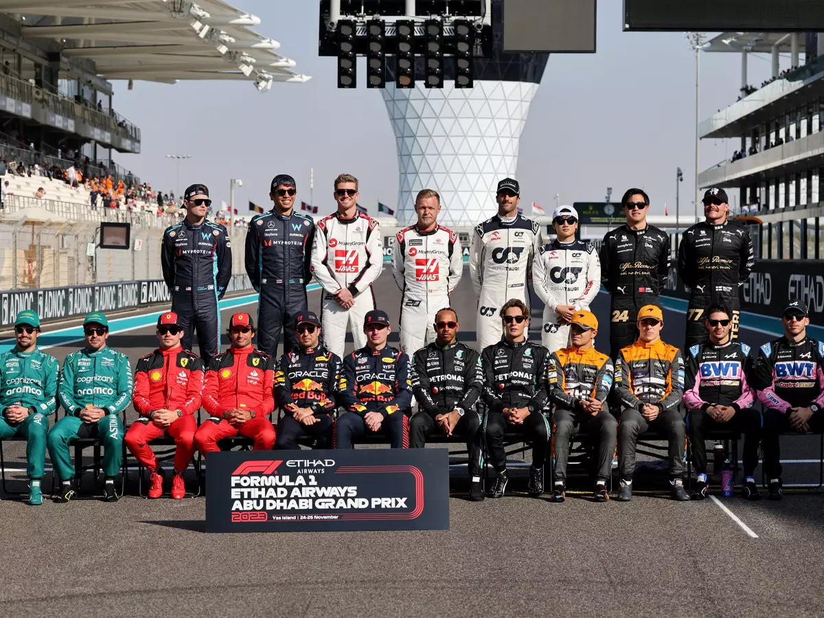 Das Abschlussfoto der Formel-1-Piloten beim Finale 2023 in Abu Dhabi Foto zur News: "Skandalös": Formel-1-Saisonstart 2024 ohne einen einzigen Rookie