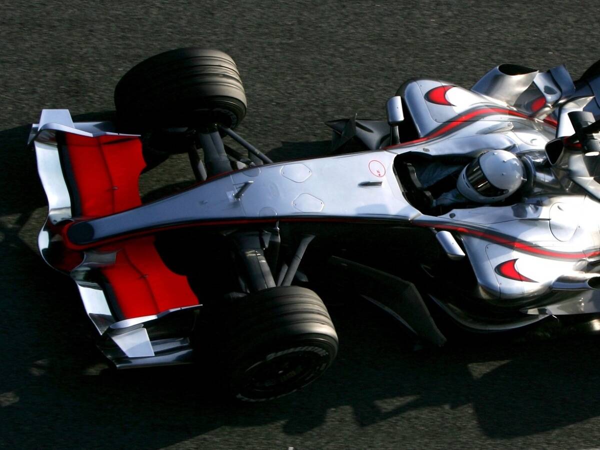 Foto zur News: Formel-1-Testdesigns: Tarnstreifen und "nackte" Autos