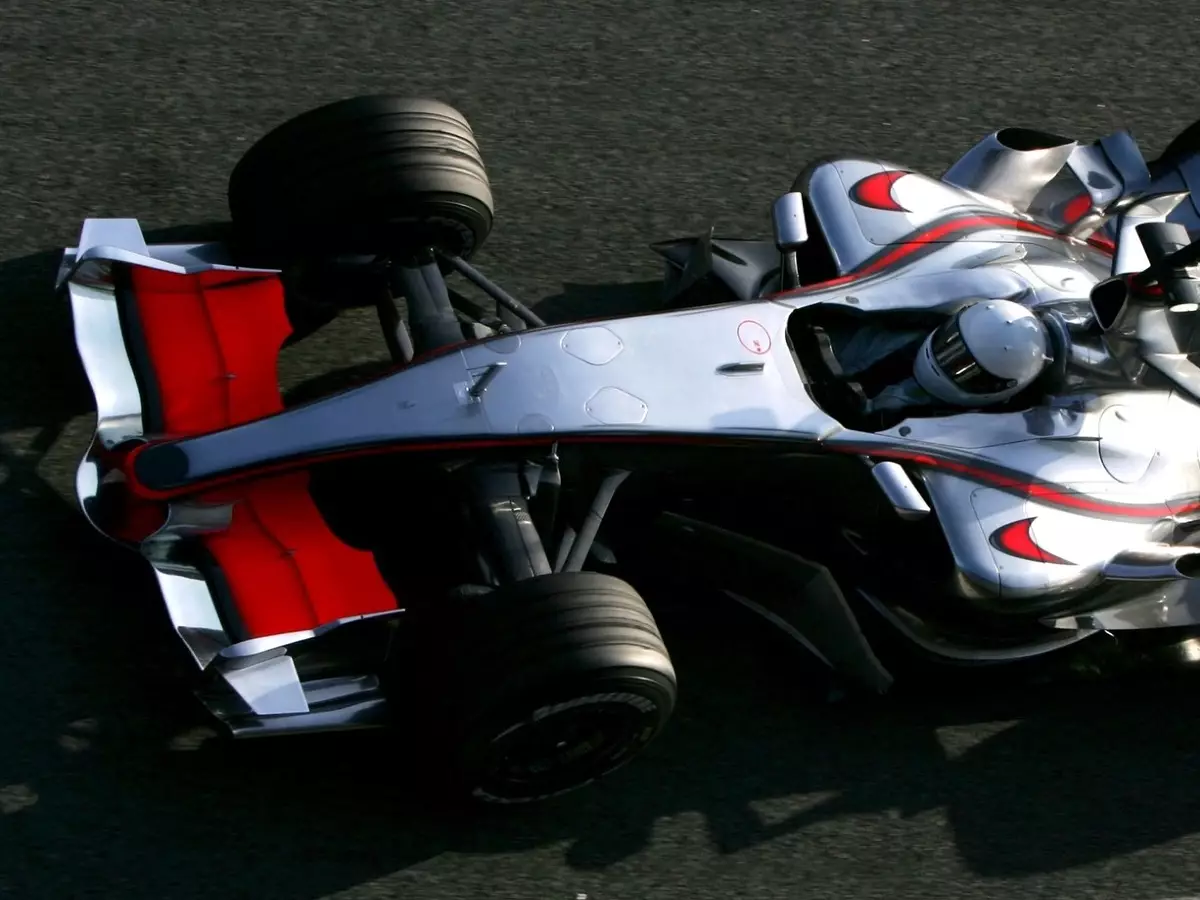 Renault-Fahrer Fernando Alonso testet vor Jahresende 2006 für McLaren Foto zur News: Testdesigns in der Formel 1: Neue Farben, Tarnstreifen und "nackte" Autos