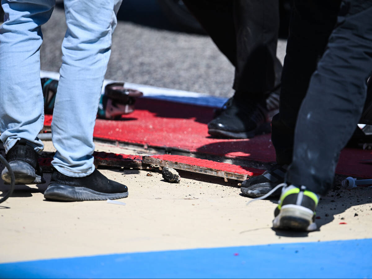 Foto zur News: F1-Test Bahrain: Erneute Unterbrechung durch lose Abdeckung in Kurve 11!