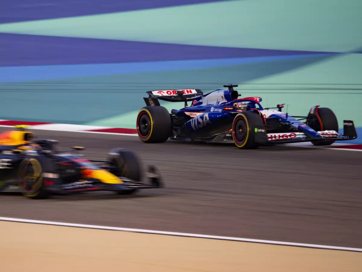 Sergio Perez im Red Bull neben Daniel Ricciardo im Racing Bulls beim Formel-1-Test 2024 in Bahrain Foto zur News: Daniel Ricciardo: Denke derzeit nicht an ein Karriere-Ende bei Red Bull