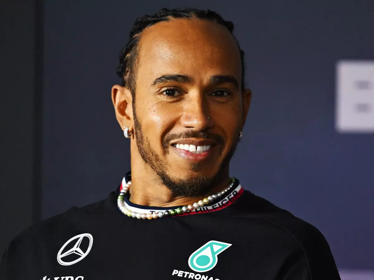 Mercedes-Fahrer Lewis Hamilton bei der Formel-1-Pressekonferenz in Bahrain 2024 Foto zur News: Lewis Hamilton: Werde bei Ferrari "mehr Freiheiten" im Vertrag haben
