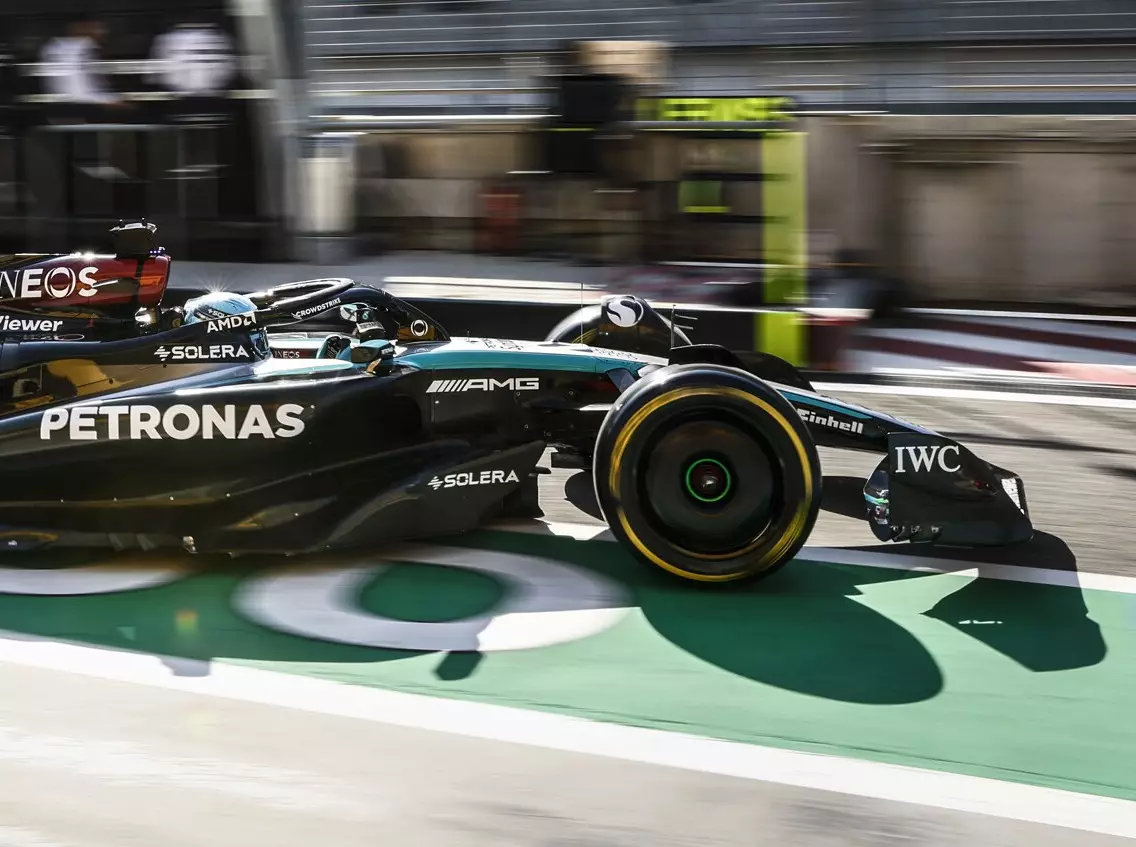 George Russell im Mercedes W15 beim Formel-1-Saisonauftakt 2024 in Bahrain Foto zur News: George Russell: Sitzposition im Mercedes W15 geht auf Lewis Hamilton zurück