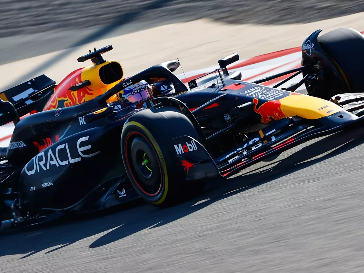 Max Verstappen im Red Bull RB20 beim Formel-1-Training in Bahrain 2024 Foto zur News: Red Bull erklärt: Warum der RB20 keine technische Revolution ist