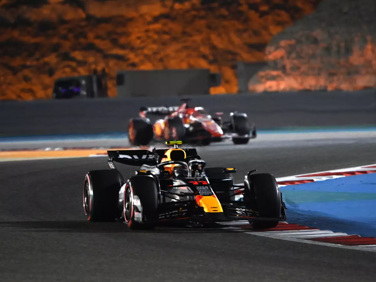 Sergio Perez, Charles Leclerc Foto zur News: Daten Bahrain: Verstecken Red Bull und Ferrari noch ihre wahre Pace?