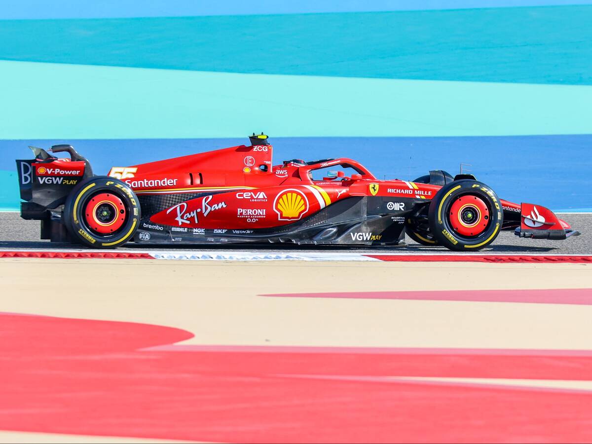 Foto zur News: Sainz Schnellster in FT3: Das sagen Alonso und Perez am Boxenfunk!