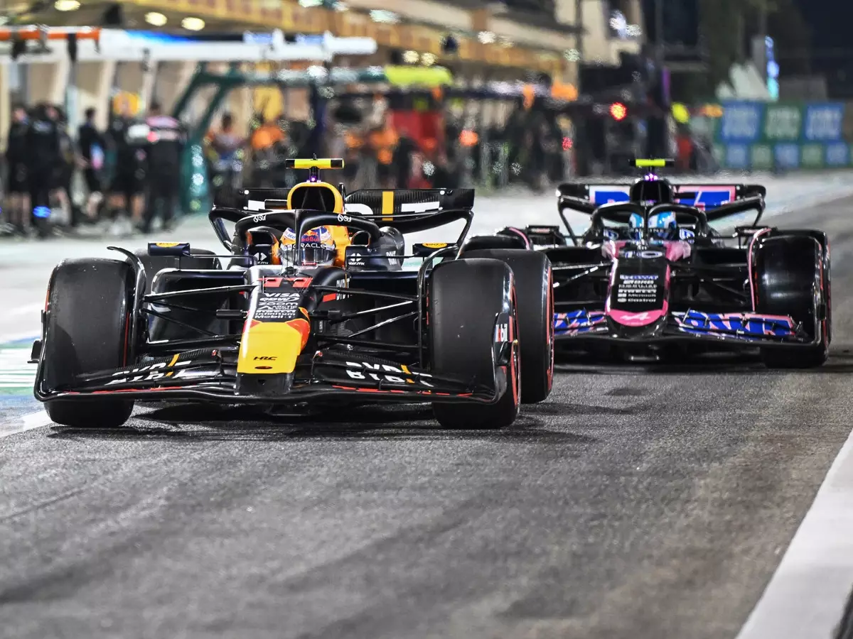 Sergio Perez im Red Bull RB20 vor Pierre Gasly im Alpine A524 in der Boxengasse in Bahrain 2024 Foto zur News: FIA plant neue "Anti-Bummel-Regel" für das Formel-1-Qualifying