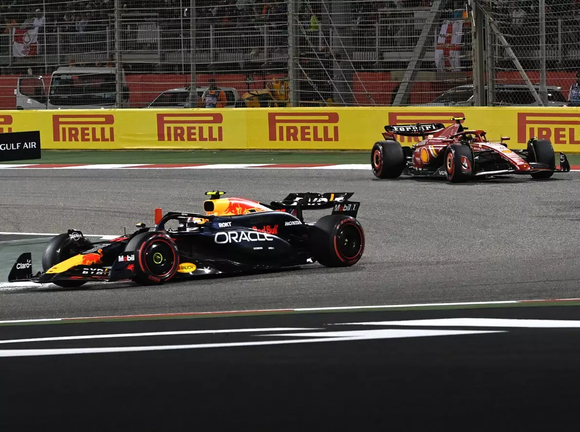 Sergio Perez im Red Bull RB20 vor den beiden Ferrari-Fahrern beim Formel-1-Auftakt 2024 in Bahrain Foto zur News: Ferrari vs. Red Bull: Rückstand halbiert?
