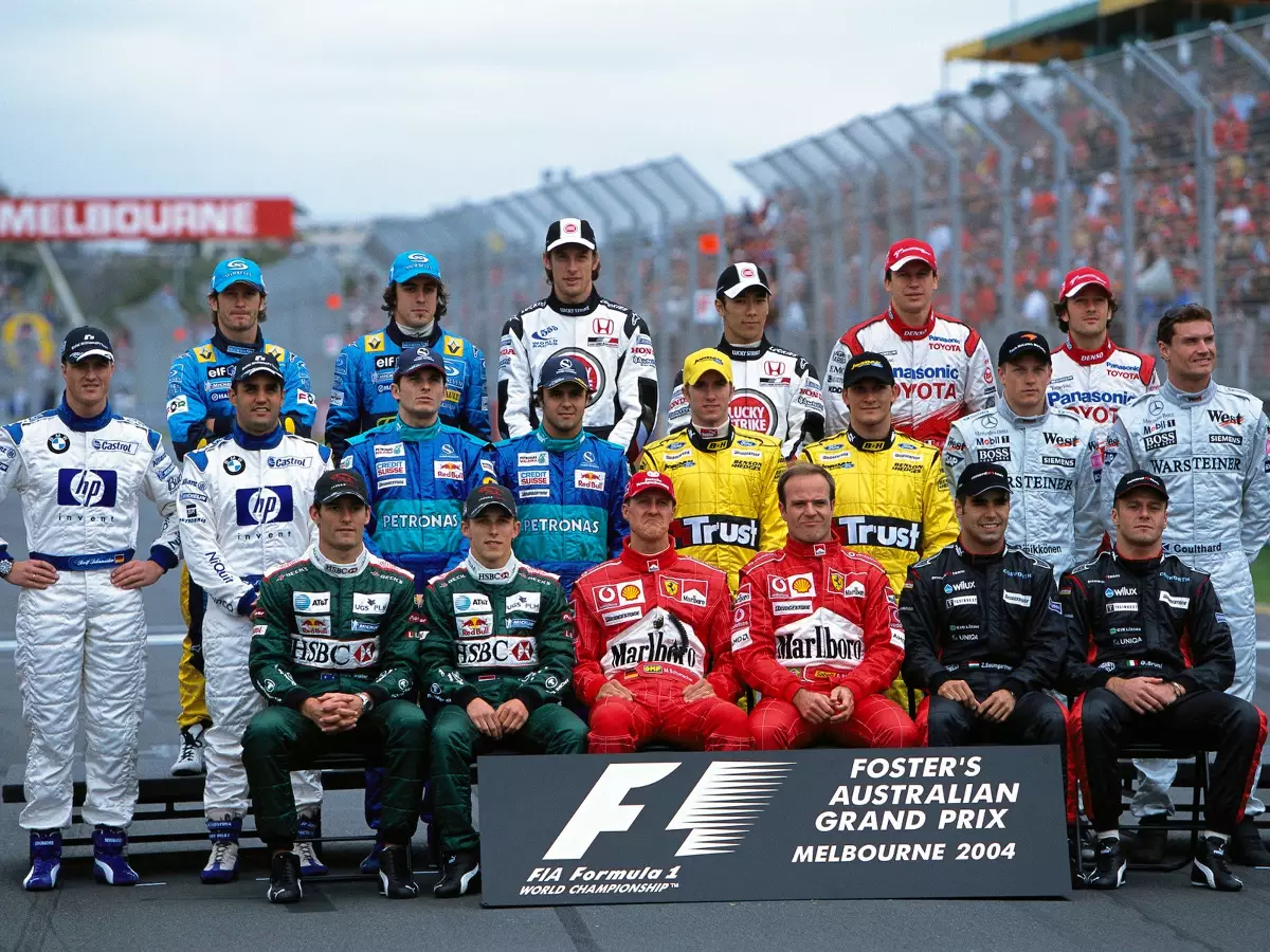 Das Formel-1-Fahrerfoto vor dem Beginn der Saison 2004 in Australien Foto zur News: Formel-1-Gruppenbilder: Die Highlights der letzten vier Jahrzehnte