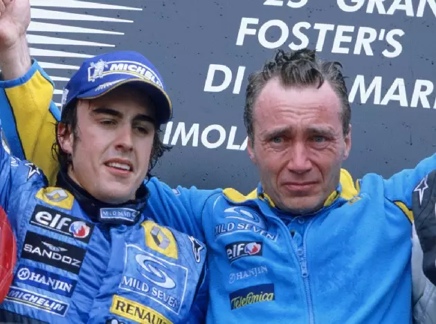 Fernando Alonso mit Bob Bell auf dem Formel-1-Podium in Imola 2005 Foto zur News: Fernando Alonso: Alter Wegbegleiter Bob Bell "gute News" für Aston Martin