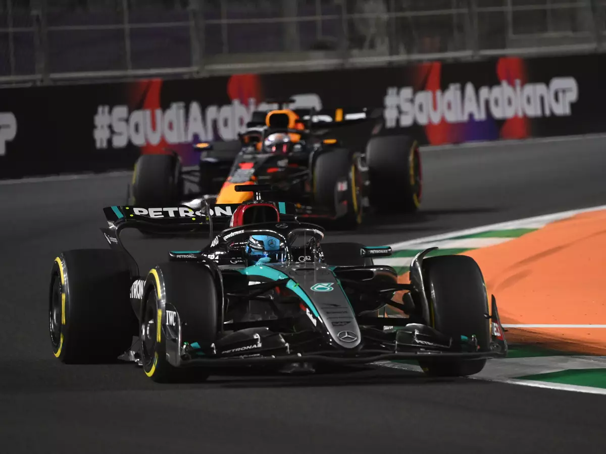 George Russell, Max Verstappen Foto zur News: Max Verstappen: Neue DRS-Regel könnte für "interessante Kämpfe" sorgen