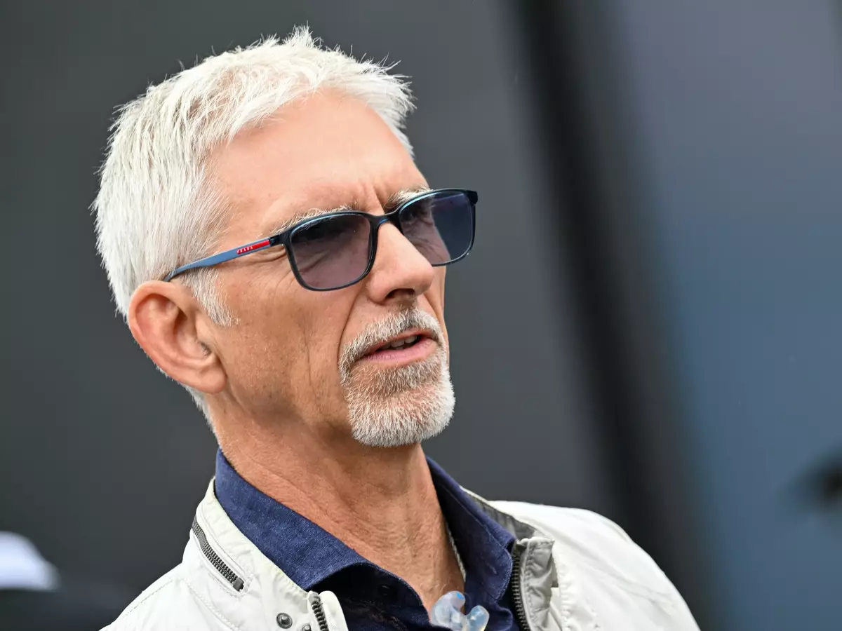 Der frühere Formel-1-Weltmeister Damon Hill als TV-Experte im Fahrerlager Foto zur News: 30 Jahre nach "Schumi"-Kollision: Was Damon Hill heute darüber denkt