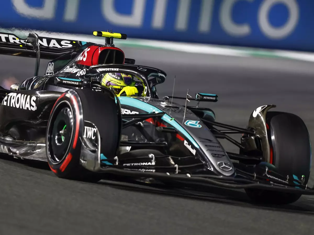 Lewis Hamilton im Mercedes W15 beim Formel-1-Rennen in Saudi-Arabien 2024 Foto zur News: Lewis Hamilton über Mercedes-Form: "Wie bei einer Fußball-Mannschaft"