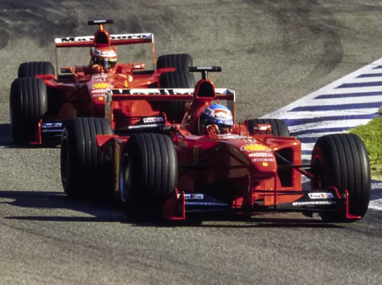 Mika Salo im Ferrari F399 vor Teamkollege Eddie Irvine in Hockenheim 1999 Foto zur News: Wann Ferrari zuletzt drei Fahrer in den WM-Top 10 hatte