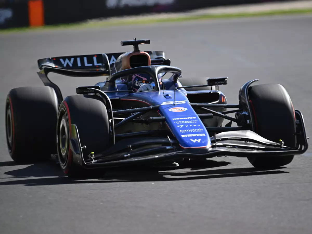 Alexander Albon beim Formel-1-Qualifying in Melbourne 2024 Foto zur News: "Seltsames Gefühl": Albon will Punkte für "Gentleman" Sargeant holen