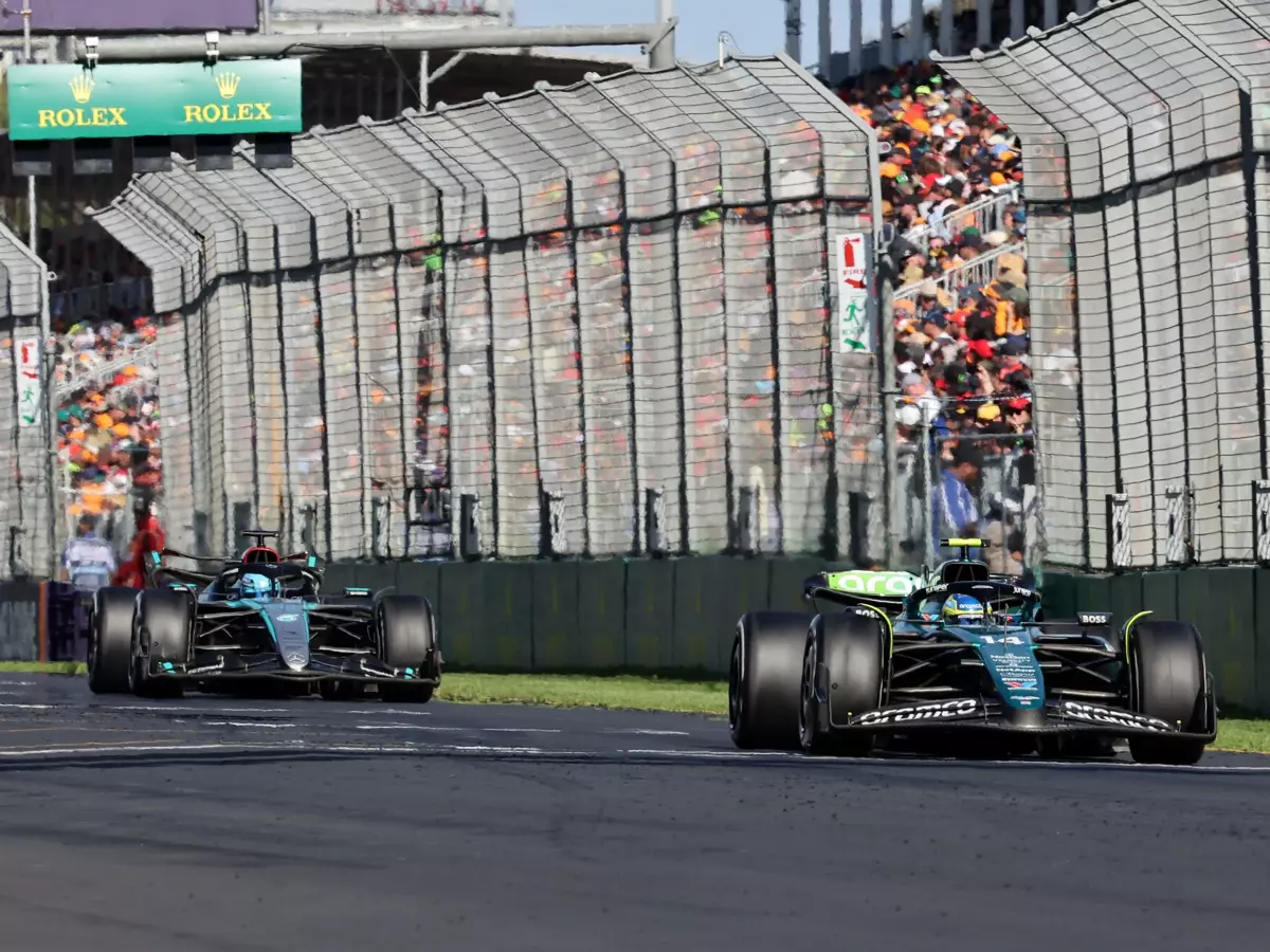 Fernando Alonso, George Russell Foto zur News: Damon Hill verteidigt Alonso-Taktik: "Das muss Teil des Sports sein"
