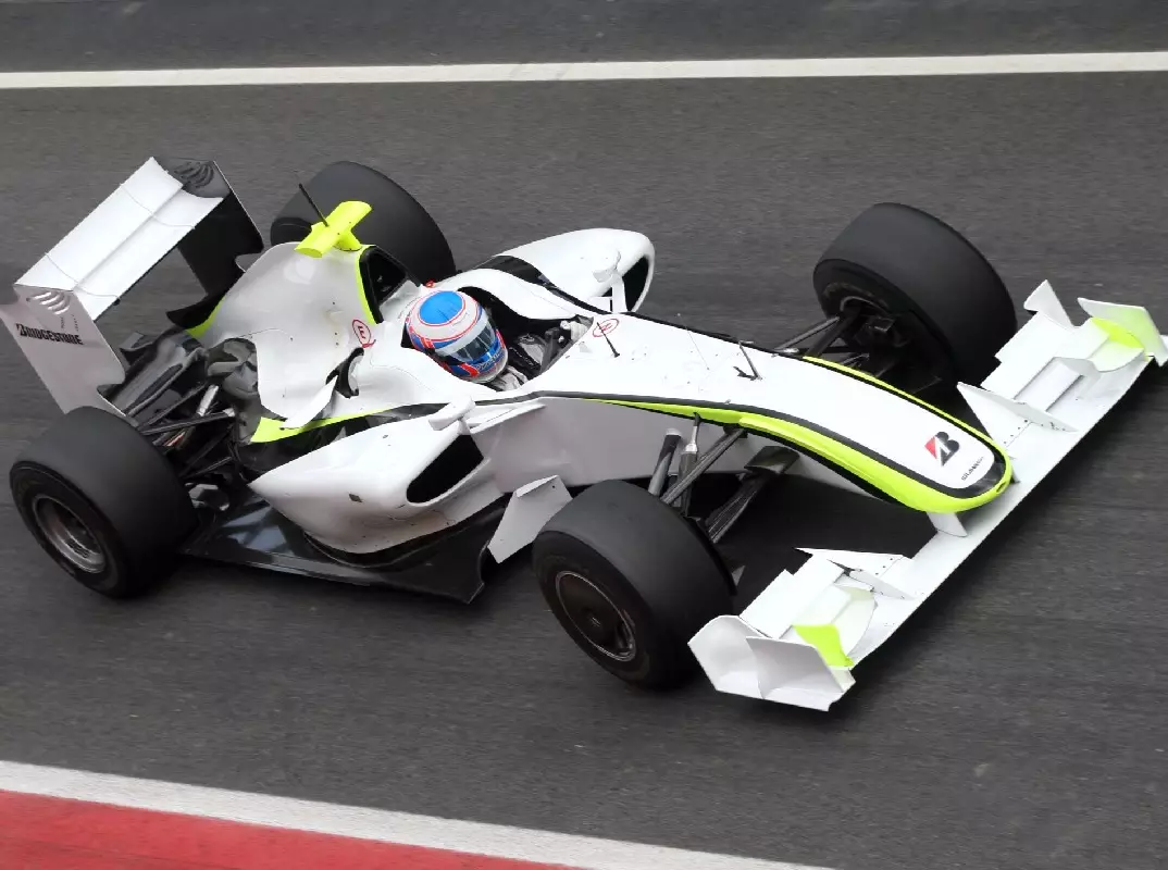 Jenson Button im Brawn BGP 001 bei Formel-1-Tests 2009 in Barcelona Foto zur News: Brawn-"Märchen" 2009: "Die Ingenieure müssen sich verrechnet haben!"