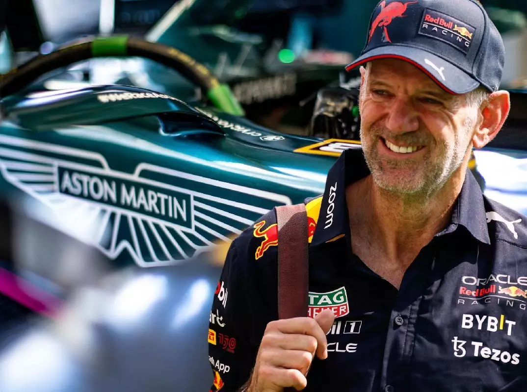 Fotomontage: Formel-1-Designer Adrian Newey vor einem Aston-Martin-Logo Foto zur News: Angebot von Aston Martin: Geht Adrian Newey von Red Bull weg?