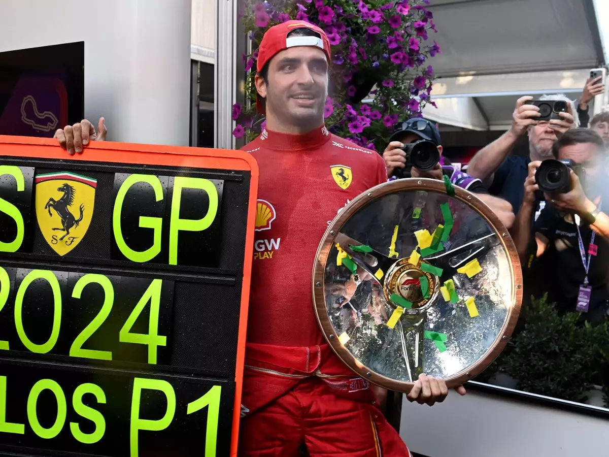 Carlos Sainz jubelt über seinen Formel-1-Sieg 2024 in Melbourne (Australien) Foto zur News: Experte warnt: Darum sollte Carlos Sainz nicht zu Audi wechseln