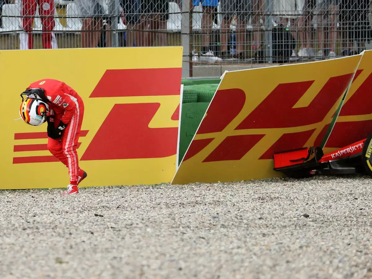 Sebastian Vettel (Ferrari) nach seinem Unfall beim Formel-1-Rennen in Hockenheim 2018 Foto zur News: Wenn WM-Führende ausscheiden: Das sind die 20 letzten Rennen!