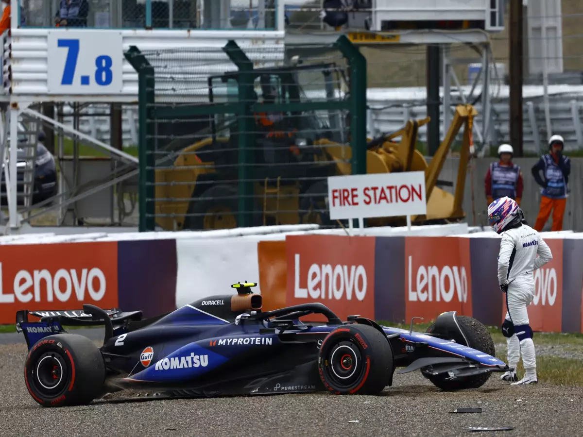 Foto zur News: Erstes Training in Suzuka: Nächster Crash von Logan Sargeant!