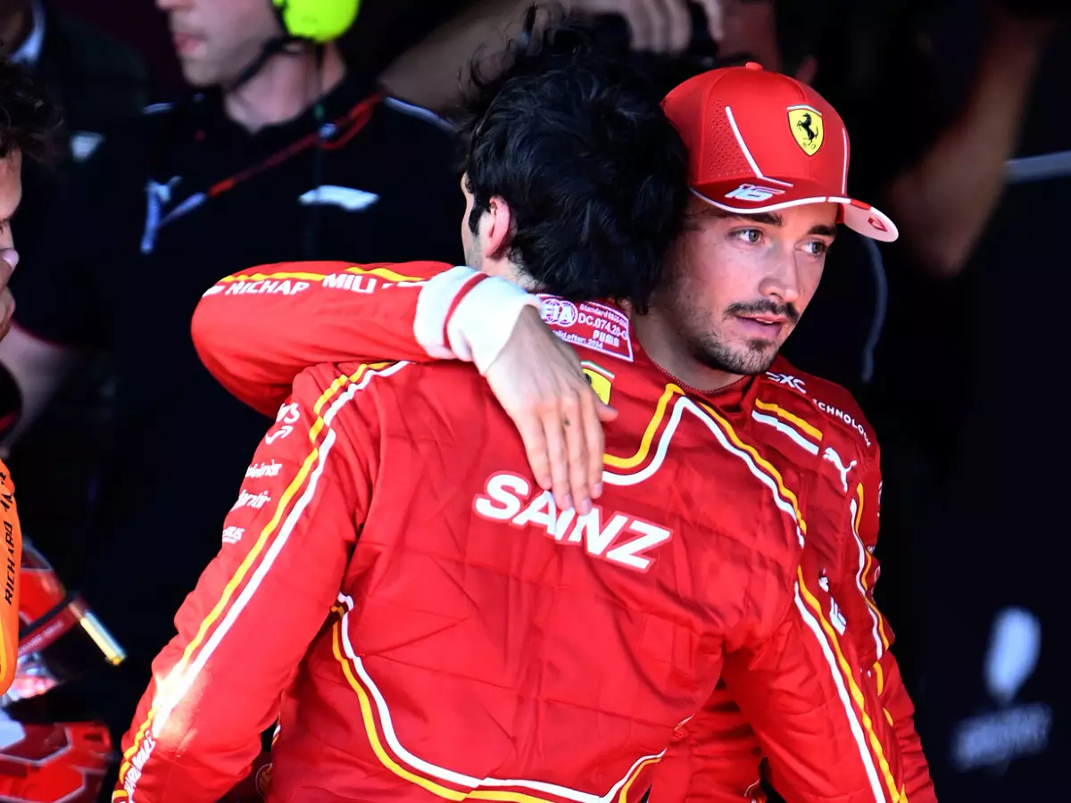 Umarmung zwischen Carlos Sainz und Charles Leclerc nach dem Formel-1-Rennen in Melbourne 2024 Foto zur News: Leclerc gibt über Sainz-Siege zu: "Würde lügen, wenn ich glücklich darüber bin"