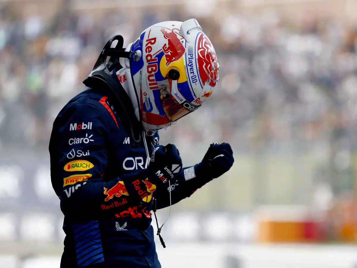 Max Verstappen (Red Bull) jubelt nach dem Sieg beim Formel-1-Rennen in Suzuka 2024 Foto zur News: Japan: Max Verstappen unterliegt nur Renningenieur Gianpiero Lambiase