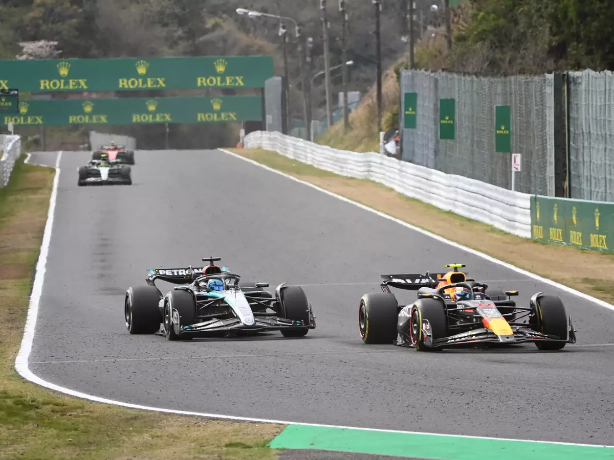 Sergio Perez (Red Bull RB20) und George Russell (Mercedes W15) beim Formel-1-Rennen in Japan 2024 Foto zur News: Perez mutig in 130R: "Sah nicht so aus, als hätte er drei Kinder!"